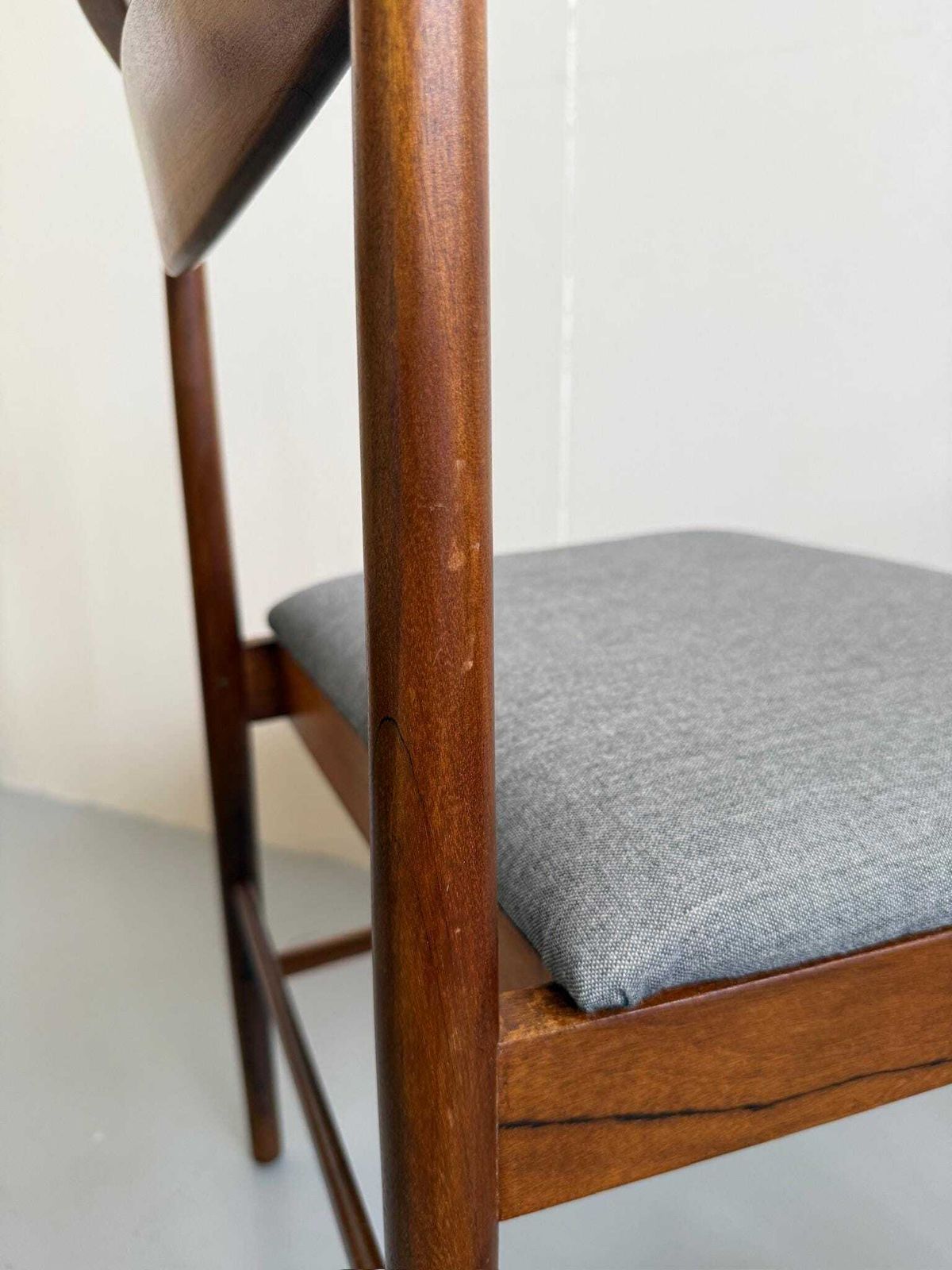 photo furniture Set Of 4 Teak McIntosh Mid Century Dining Chairs With Grey Kvadrat Seats