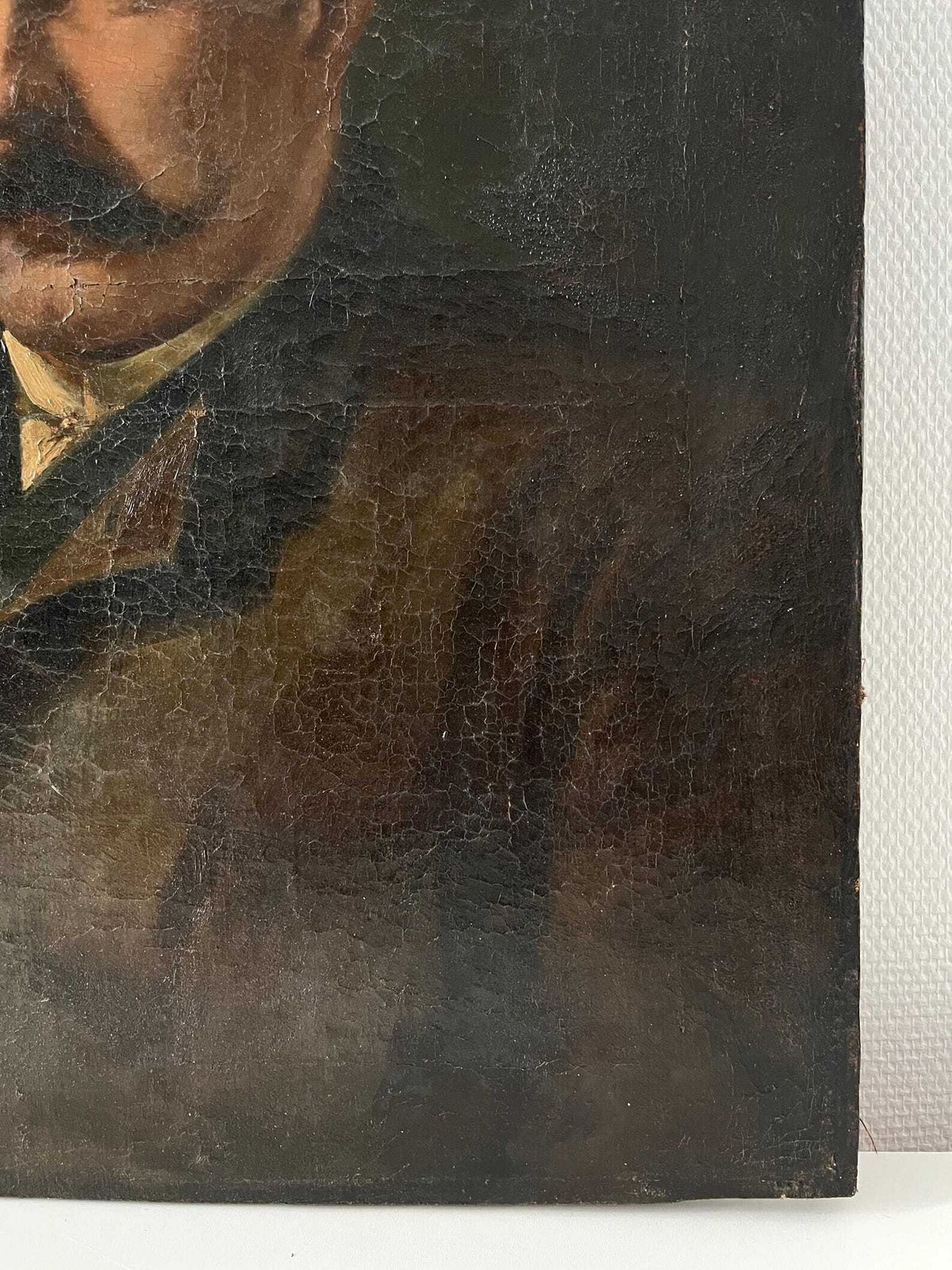 photo for sale Frans antiek portret van een man, donker expressief olieverfschilderij op doek