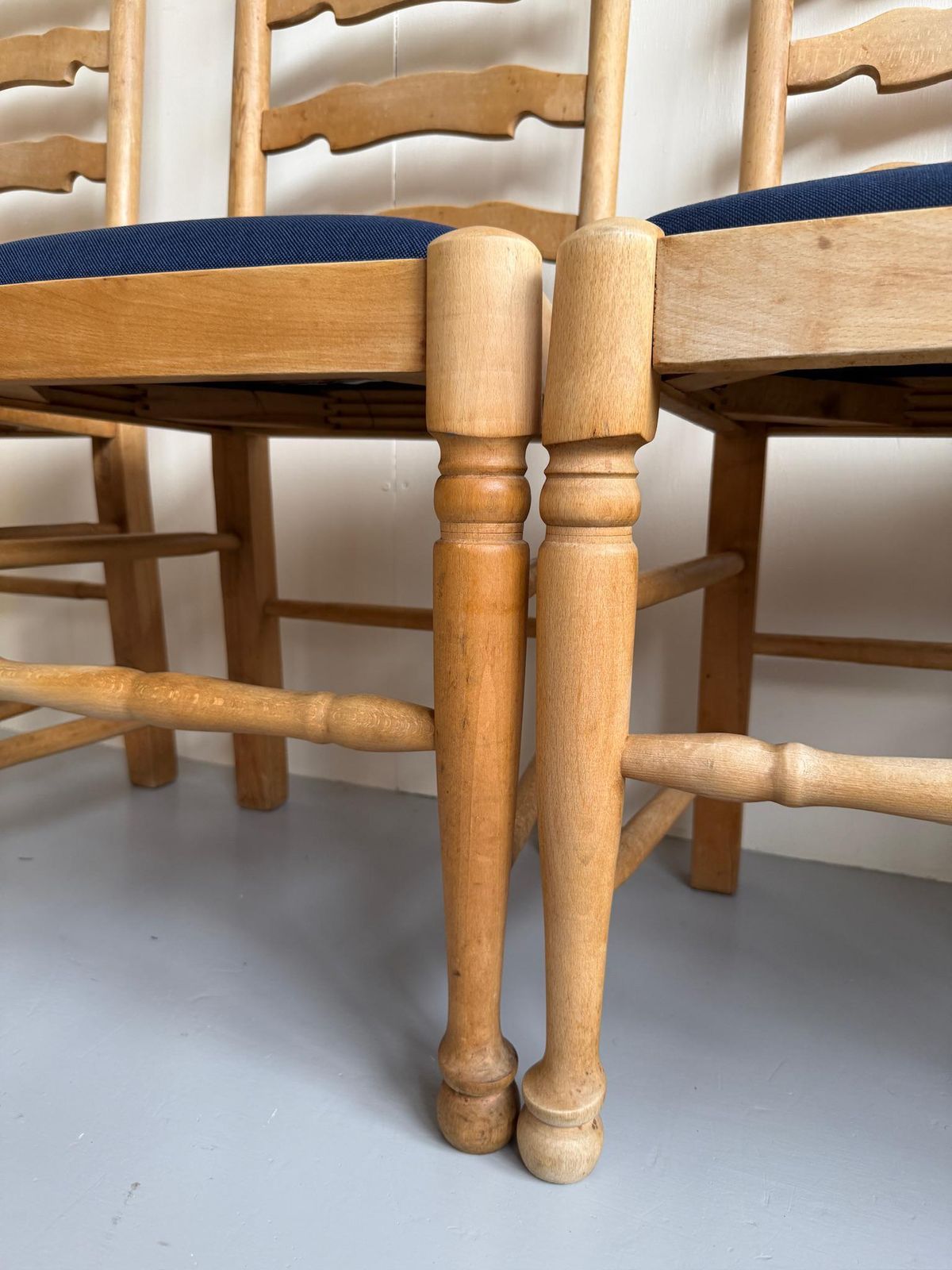 Set Of 4 Rustic Wooden Farmhouse Style Dining Chairs Blue Seats Cabriolet Legs photo 480.0