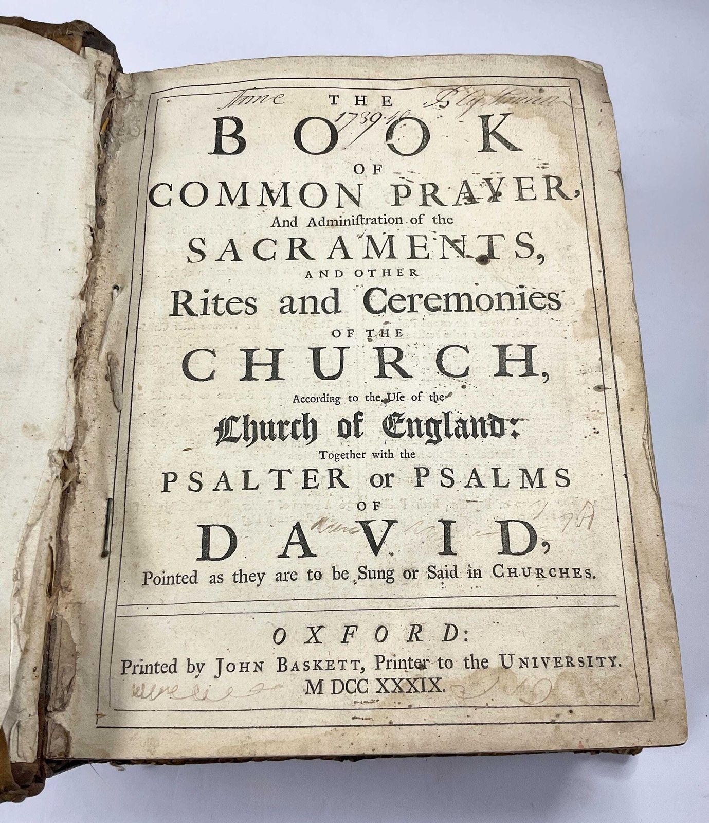 695.0 Samengestelde Bijbel en Gebedenboek 1737-1739, volkskunst handgestikt patchwork leren omslag, uitgegeven door John Baskett. photo