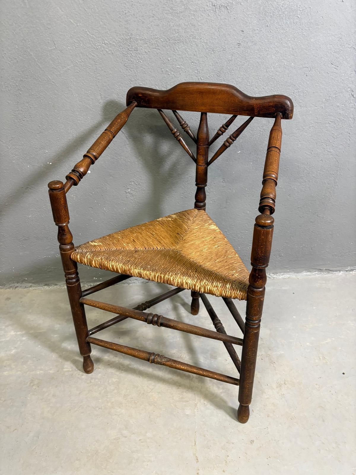 Antieke hoekstoel met biezen zitting, ca. 1880–1910 photo 930.0