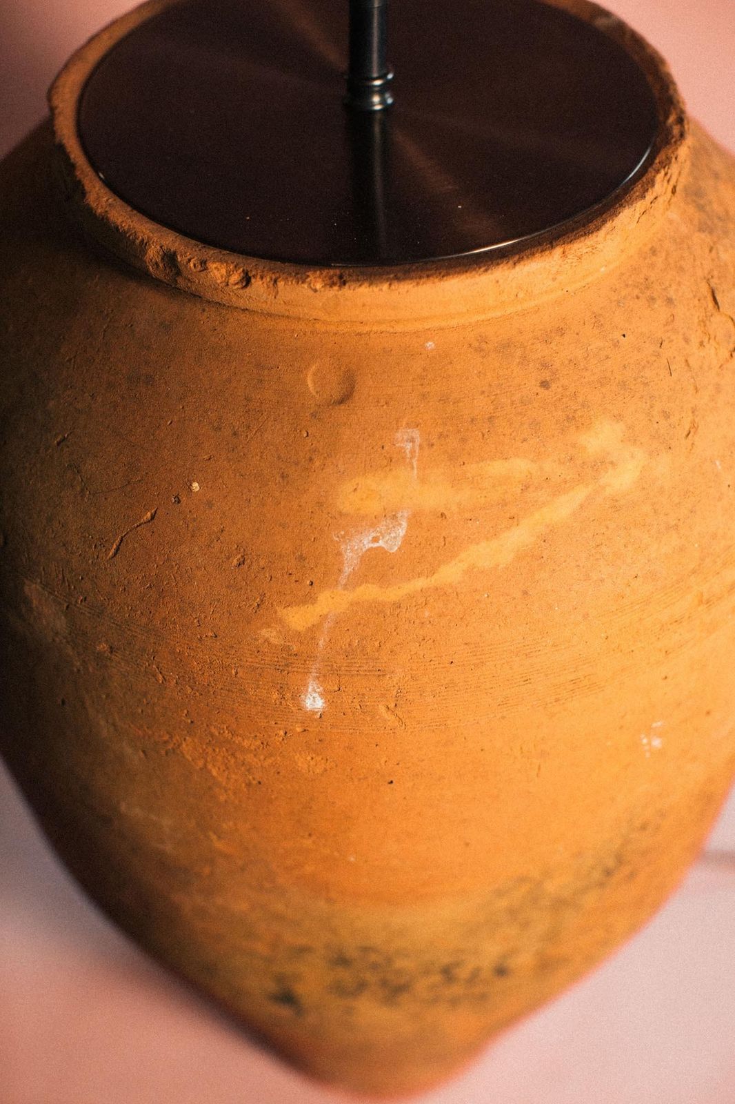 Vervaagde aarden terracotta lamp photo for sale