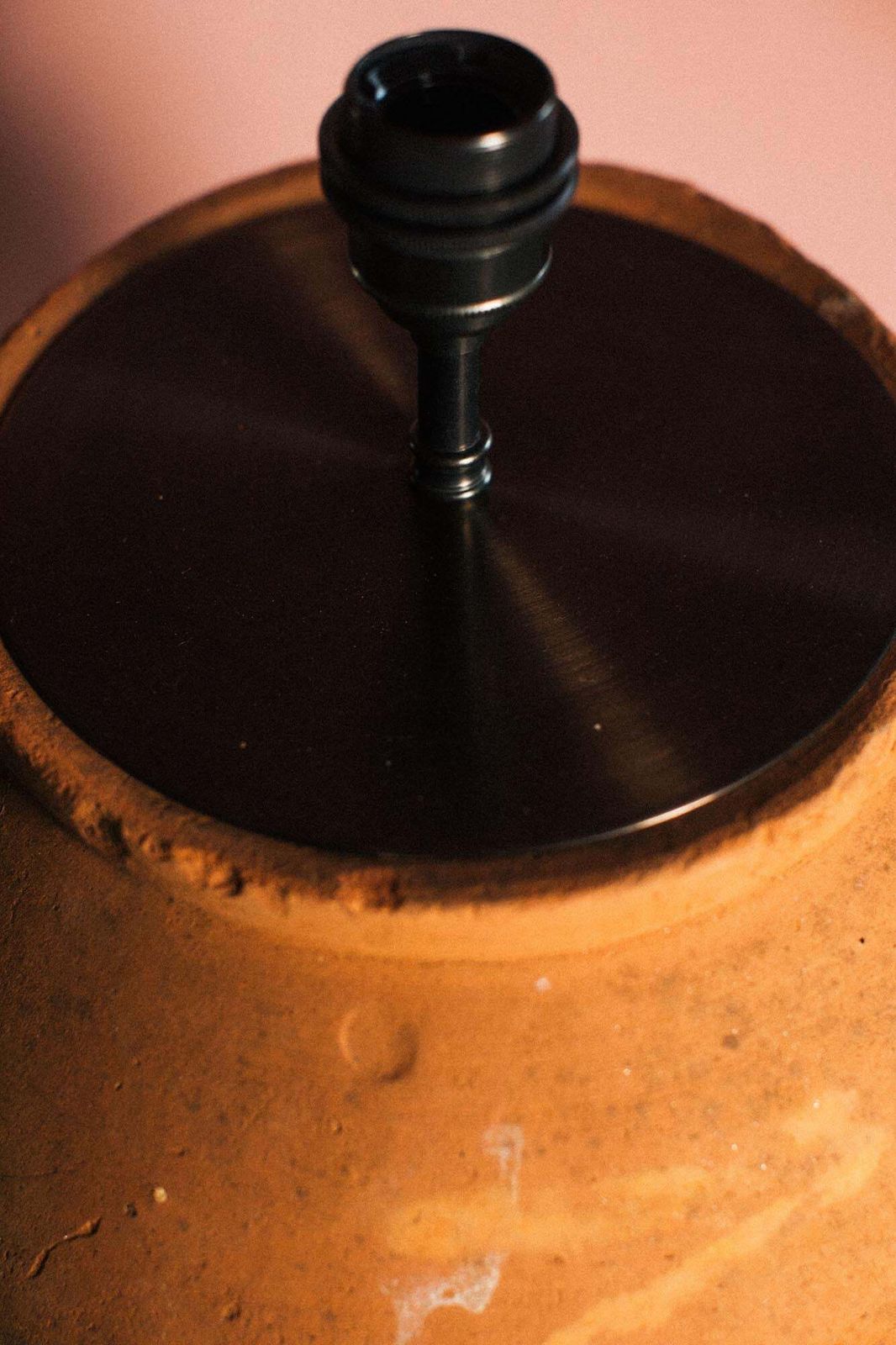 Vervaagde aarden terracotta lamp photo Verlichting