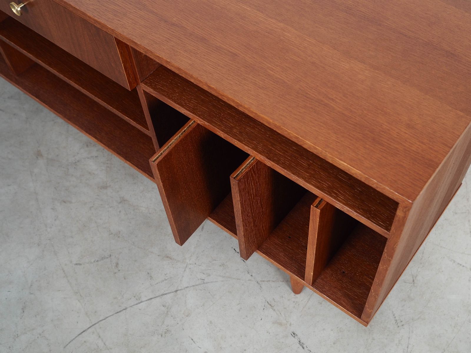 Eiken Dressoir, Scandinavisch Design photo buy