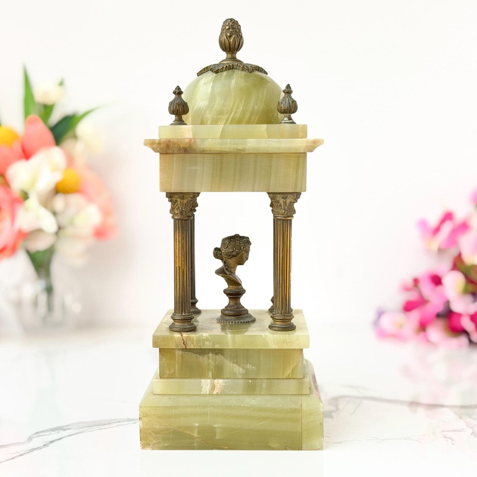 Antiek groen onyx Grand Tour architectonische tempietto met buste photo furniture