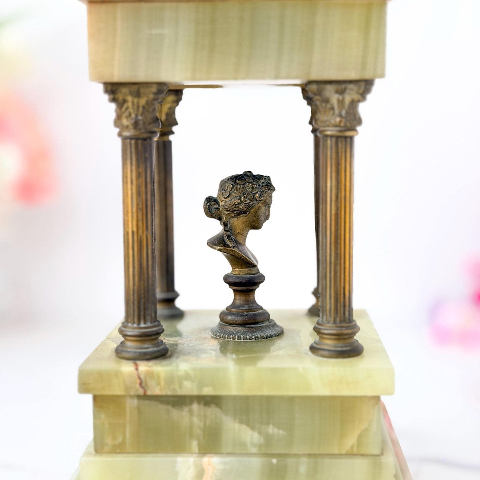 photo for sale Antiek groen onyx Grand Tour architectonische tempietto met buste