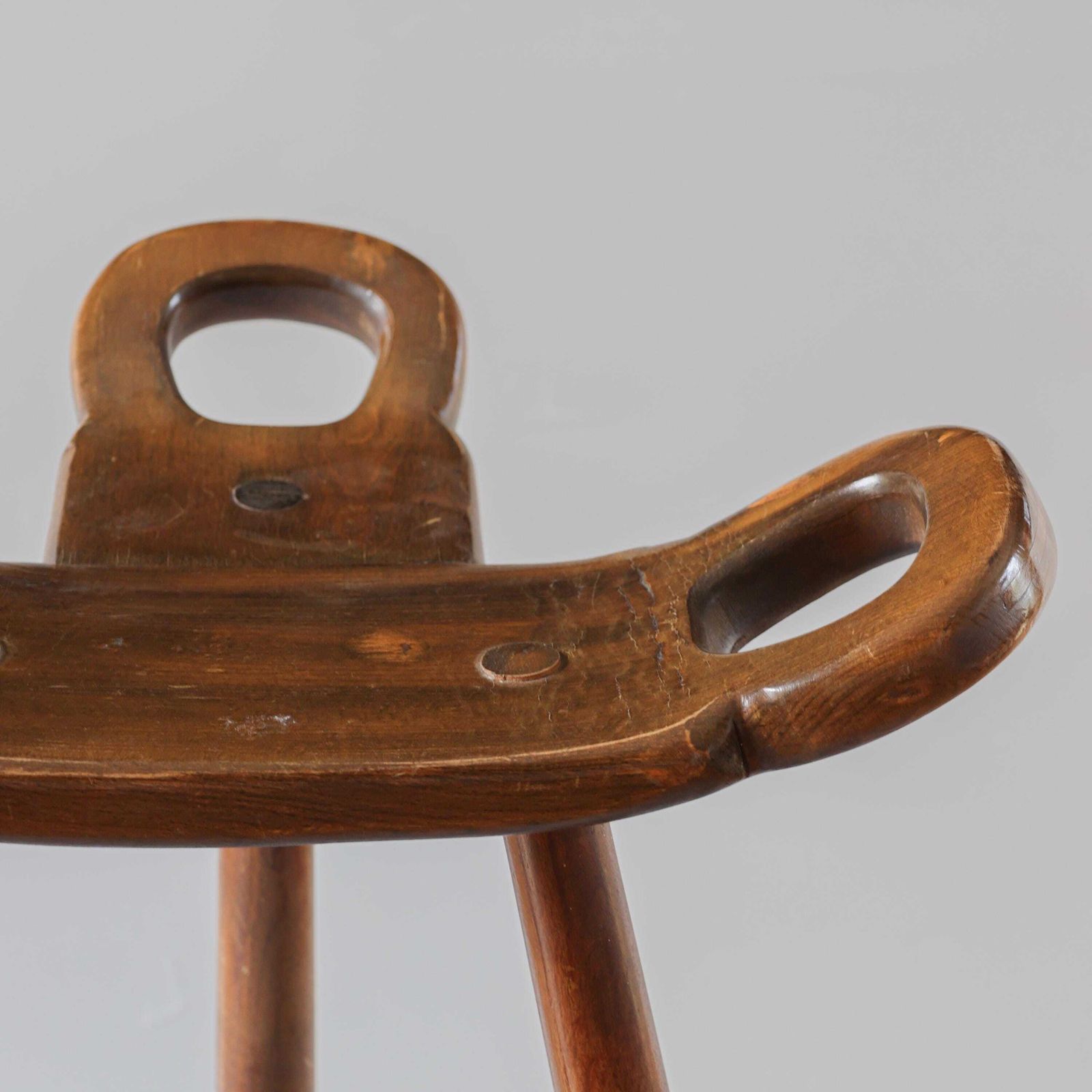 Tabouret de bar brutaliste espagnol en bois, années 1970 photo vinterior