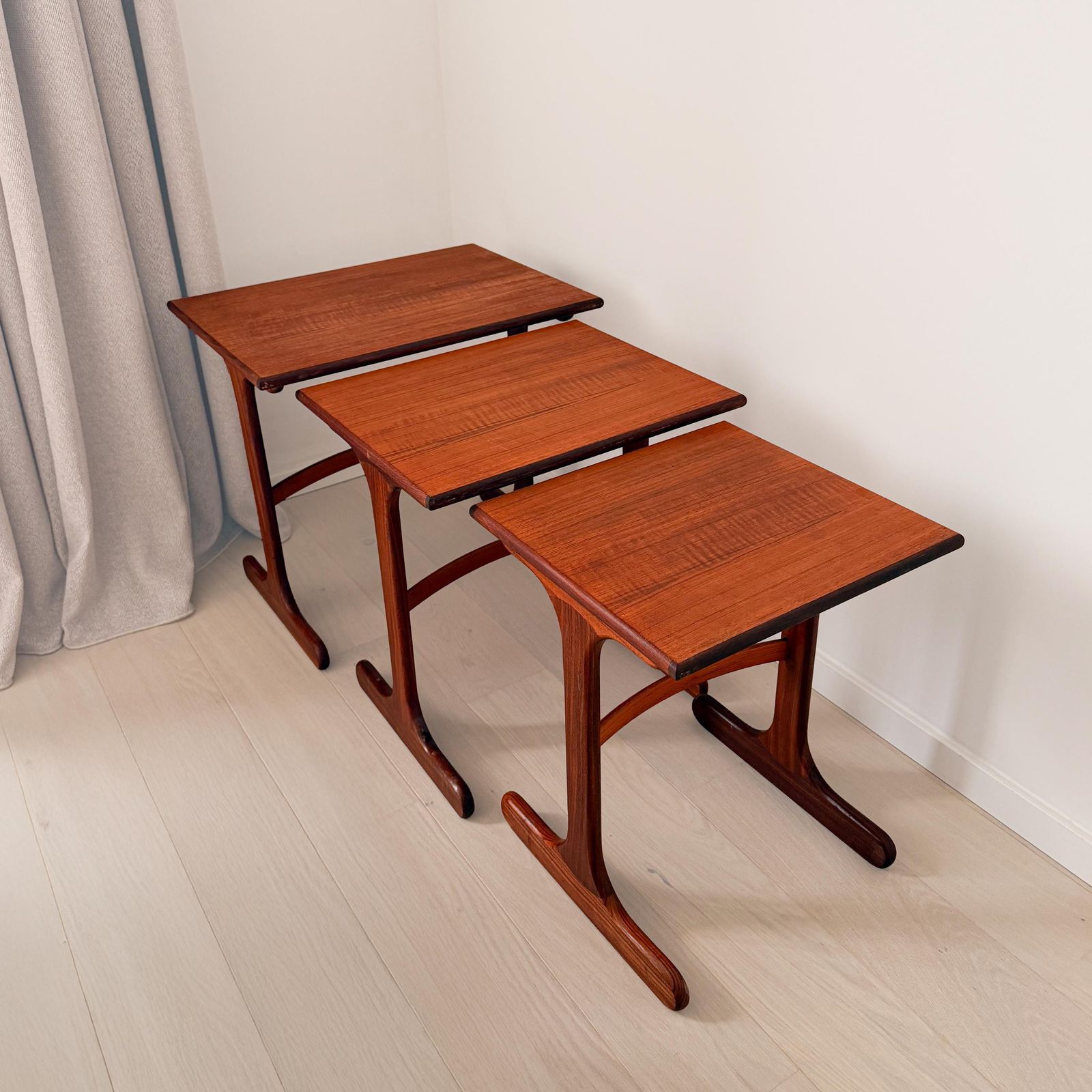 Mid-Century bijzettafels, jaren 1970. photo furniture