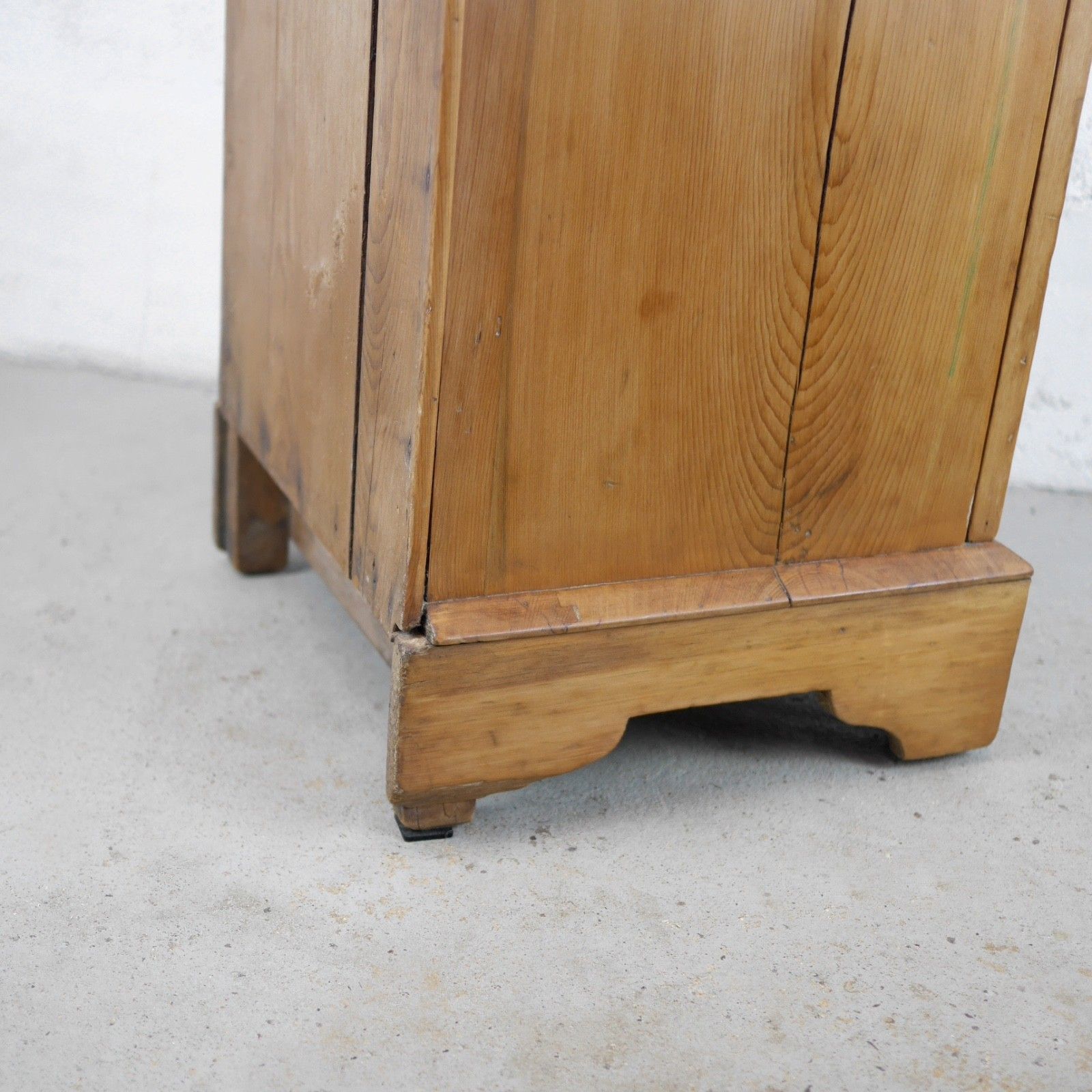 photo vintage Antique Warm Satin Walnut Bedside Cabinet Pot Cupboard Nightstand Brass #103216