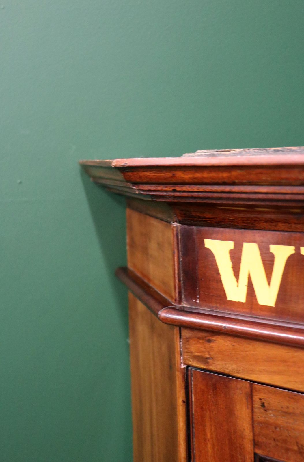 A Lovely George III Mahogany Wall Mounted Corner Cabinet. photo vinterior