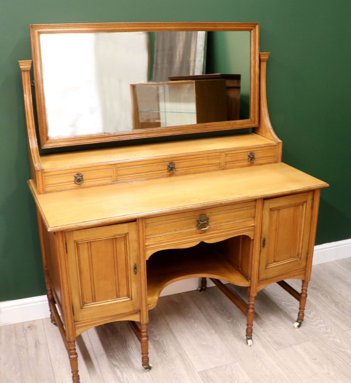A Lovely Late Victorian American Light Walnut Dressing Table In Superb Original Condition. photo Furniture