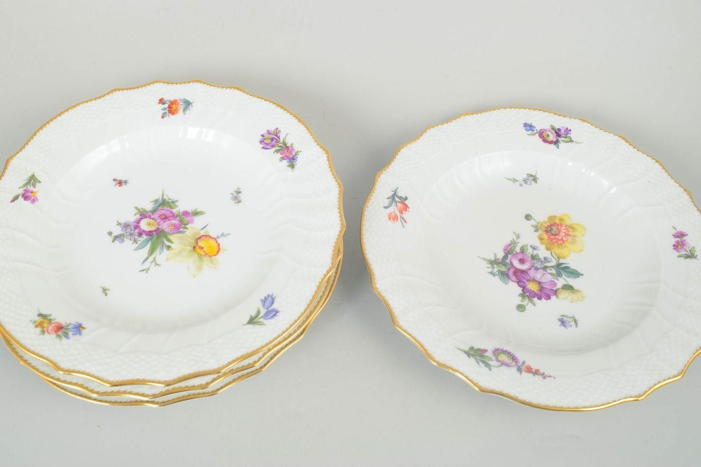 Royal Copenhagen Saxon Flower. Service de quatre assiettes plates en porcelaine. Années 1960 photo furniture