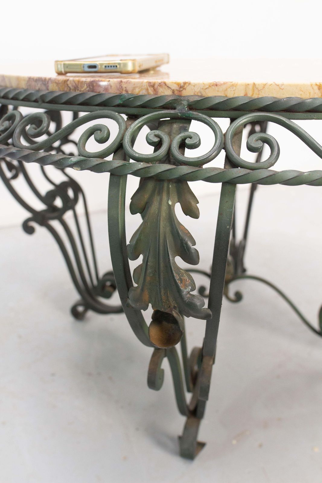 Franse ronde salontafel met marmeren blad en smeedijzeren onderstel photo vinterior