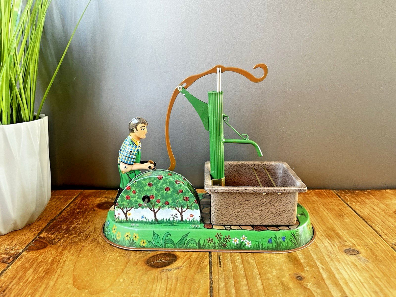Vintage 1999 Jw Wagner Brunn Village Well Pump German Tinplate Tin Toy Key & Box photo buy