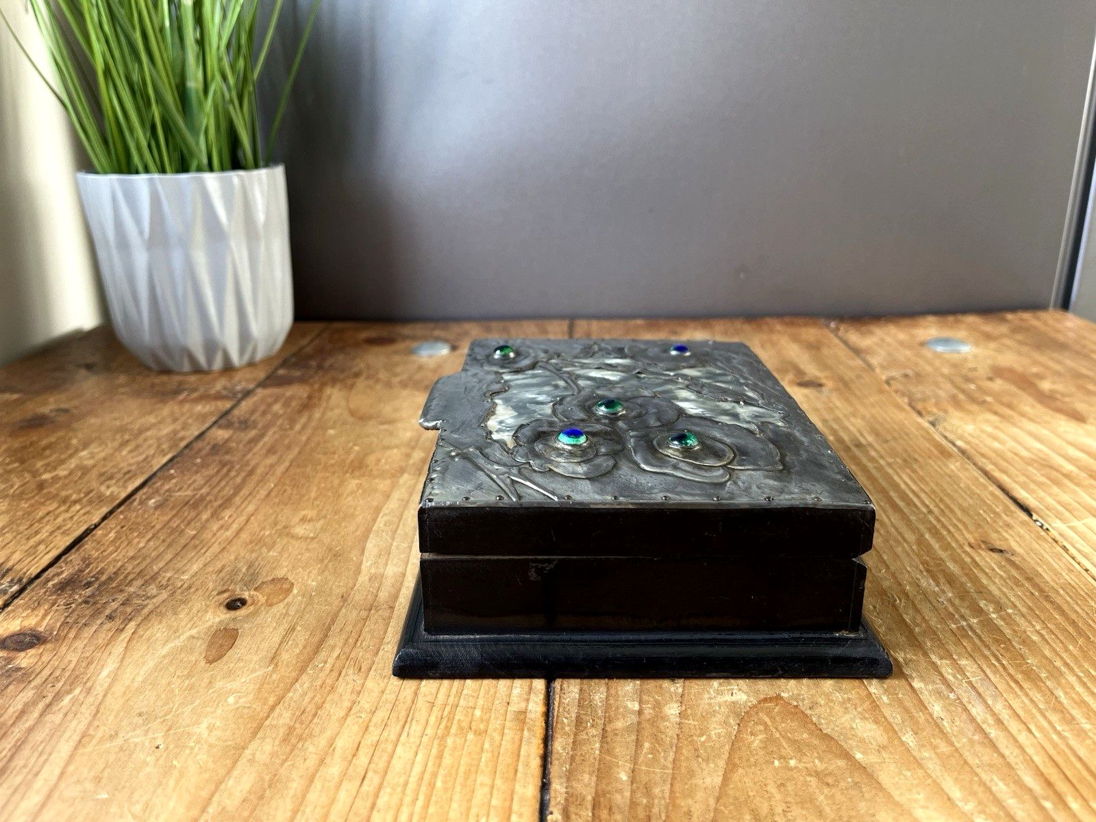 Antique Arts & Crafts Floral Pewter Cabochon Jewelled Trinket Box Art Nouveau photo vinterior