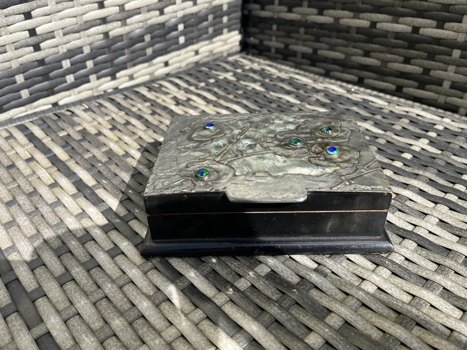 photo vinterior Antique Arts & Crafts Floral Pewter Cabochon Jewelled Trinket Box Art Nouveau