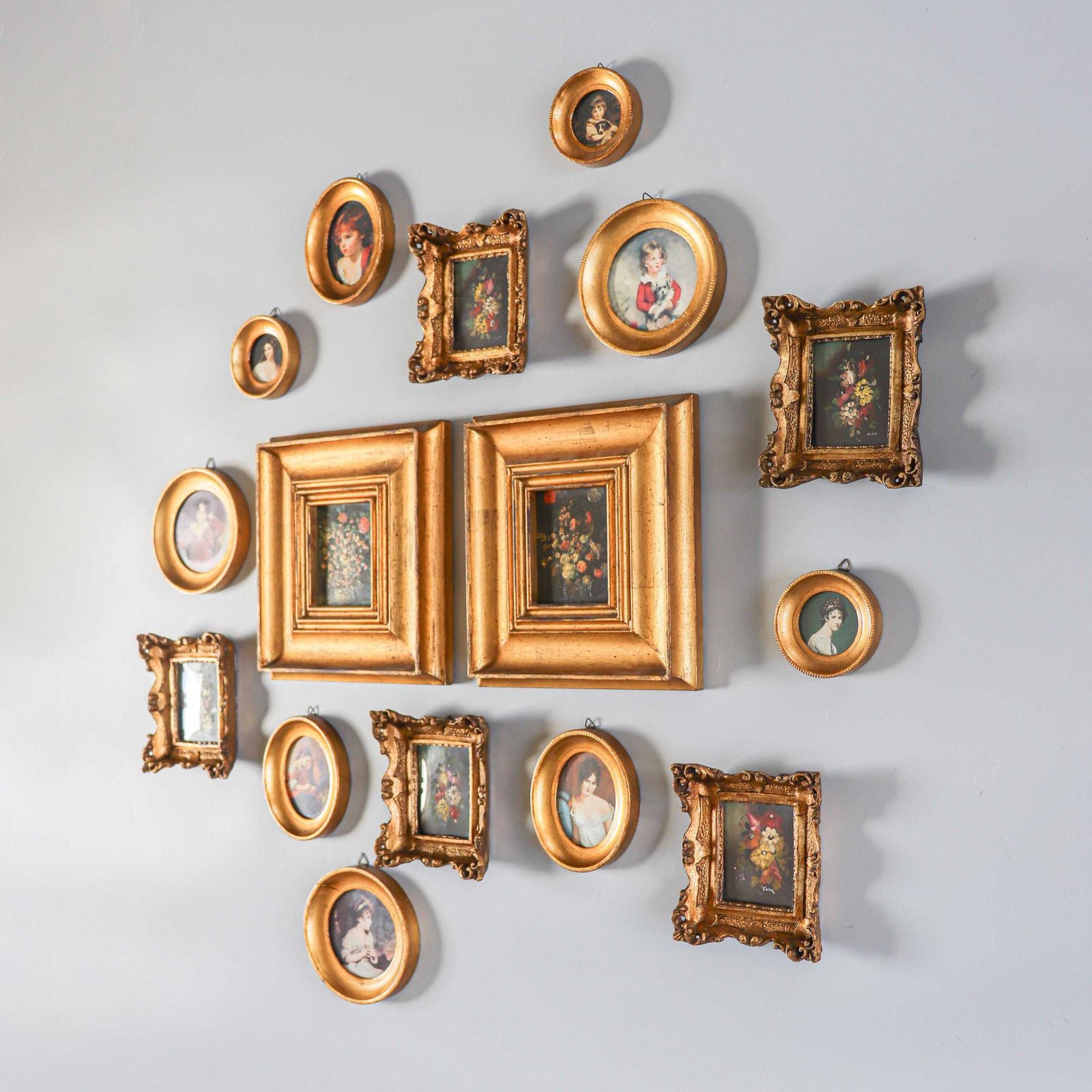 16 Vintage Italiaanse Vergulde Houten Fotolijsten, Ca. Jaren 1950. photo furniture