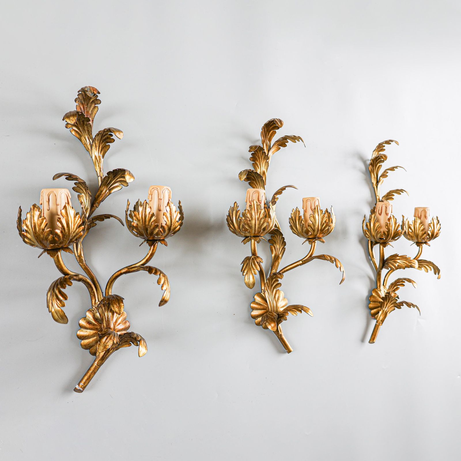 1 Van 3 Vintage Italiaanse Vergulde Metalen Wandlampen, Florentijnse Stijl, Jaren 1970. photo furniture