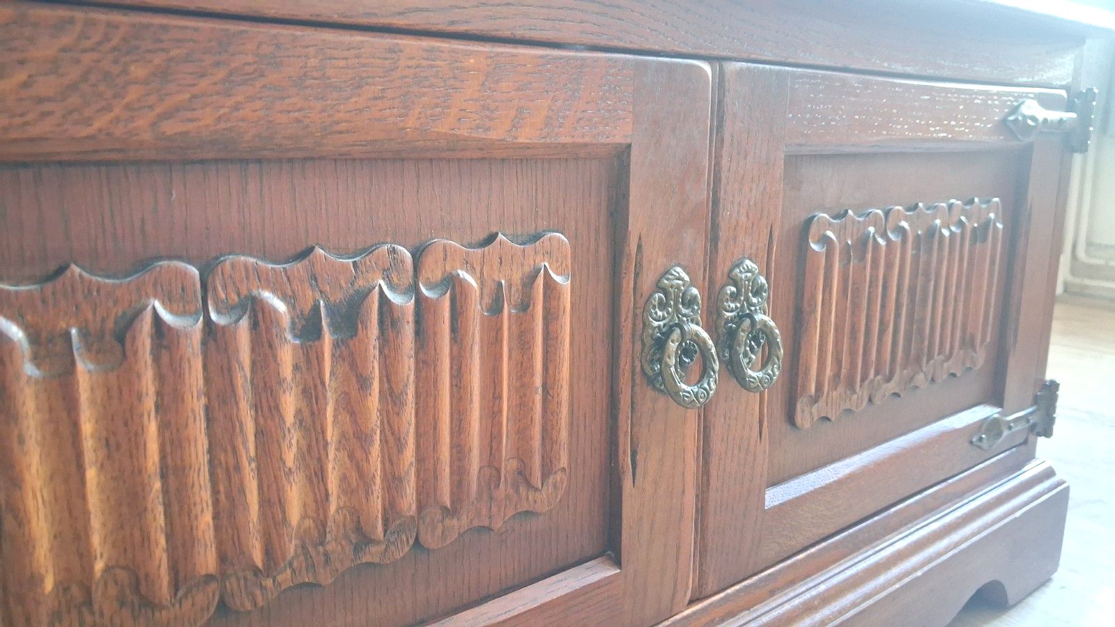 220.0 Outstanding Old Charm Solid Oak Linenfold Tv Cabinet /Media Unit photo