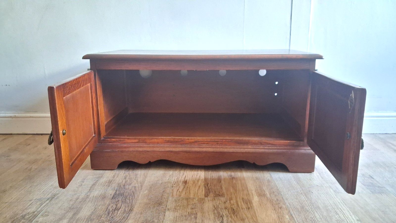 photo vinterior Outstanding Old Charm Solid Oak Linenfold Tv Cabinet /Media Unit