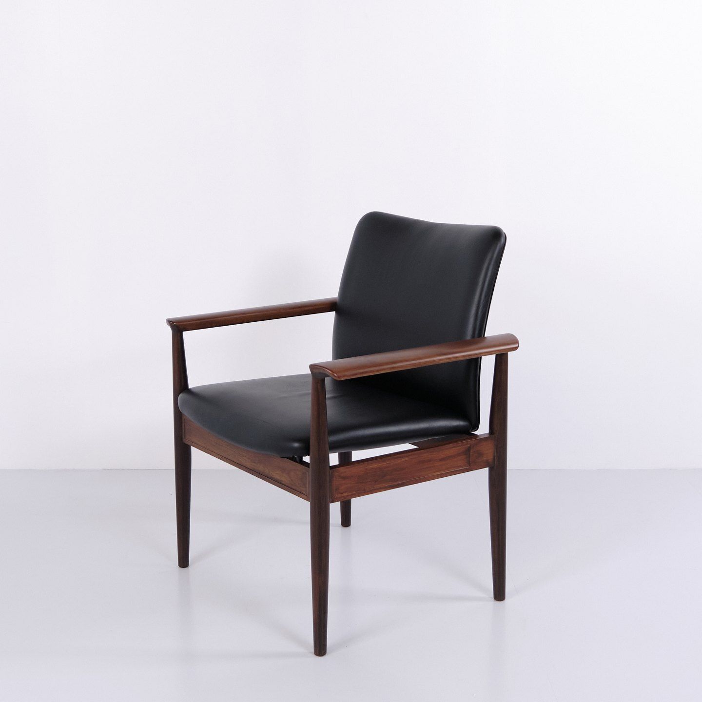 Diplomat 209 Armchair In Rosewood And Black Leather By Finn Juhl For France & Son photo furniture