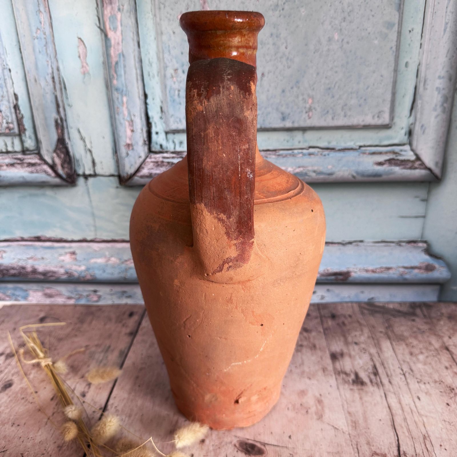 Antieke terracotta amfoor photo furniture