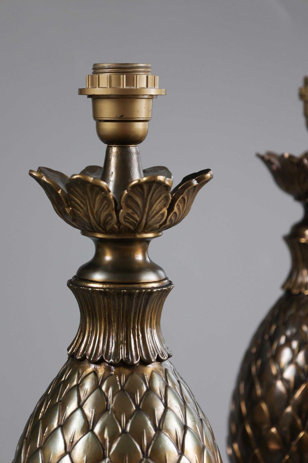 photo for sale Set van twee Deknudt 'Pineapple' tafellampen, messing, jaren 1970–1980.