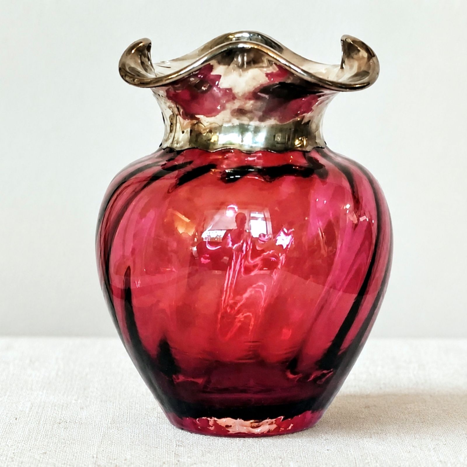 Dartington Cranberry Glass Vaas met Zilveren Franjekraag photo 295.0