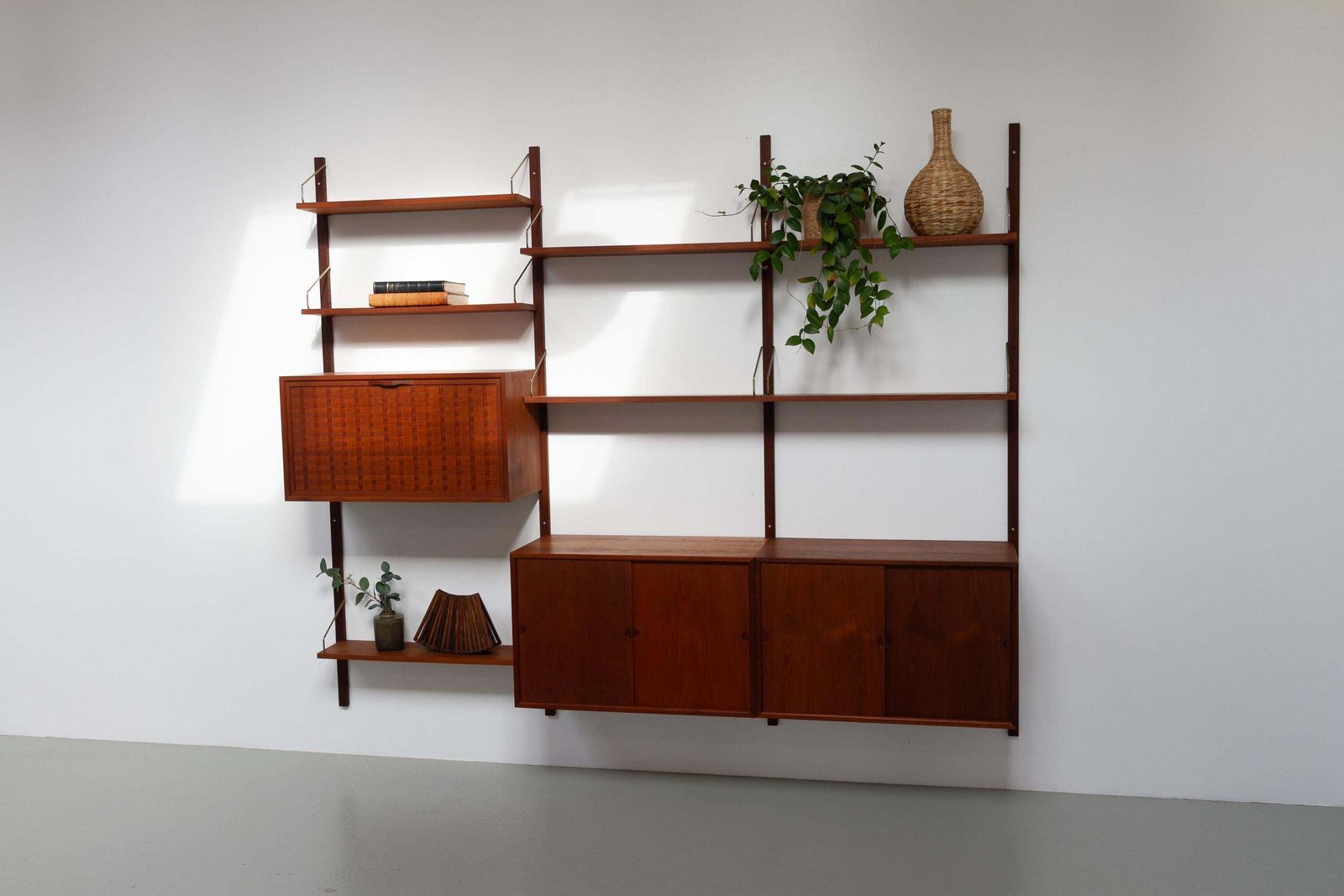 photo vinterior Danish Modern 3 Bay Modular Teak Wall Unit By Poul Cadovius For Cado, 1960s.