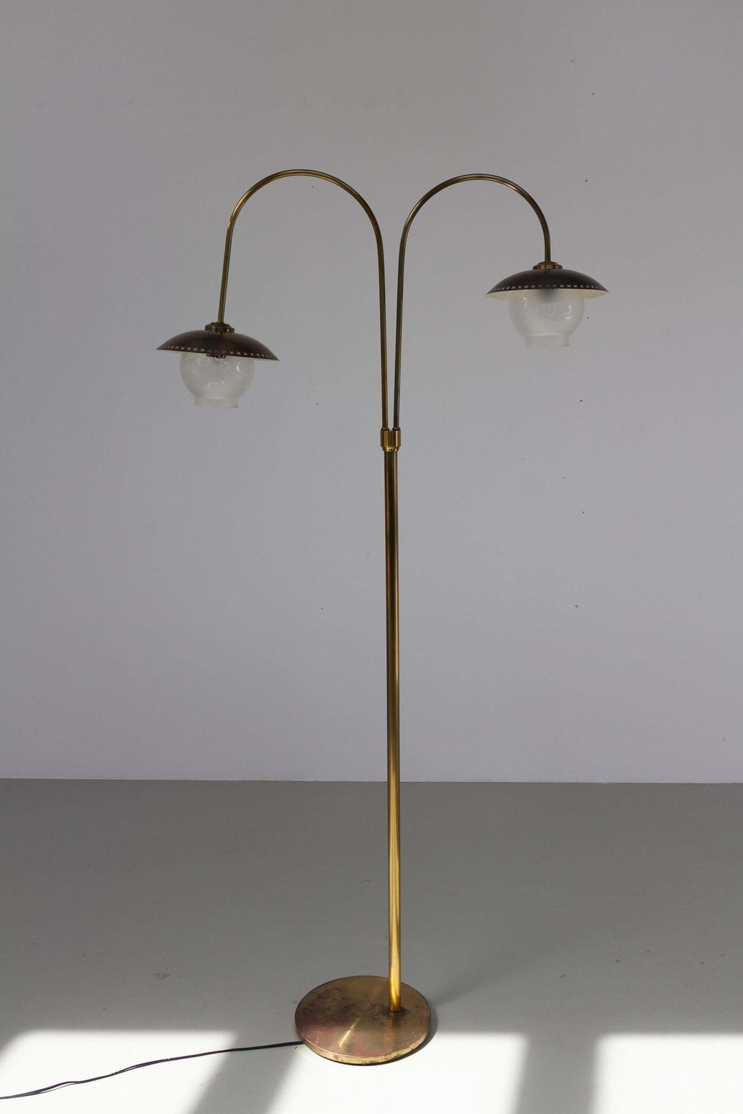 photo furniture Scandinavian Art Deco Floor Lamp In Brass And Glass, 1920s.