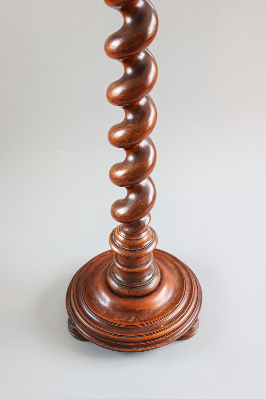 Een vintage gerstkorrelgedraaide sokkel, ca. jaren 1960. photo buy