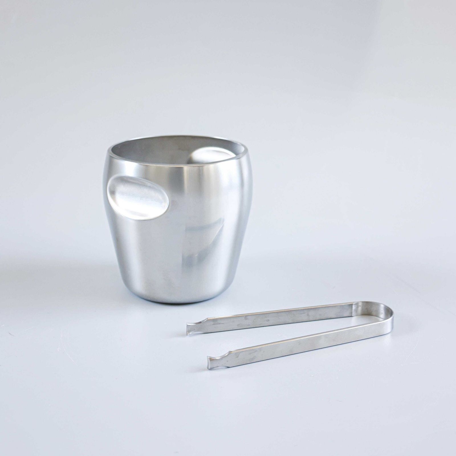 Seau à glace vintage Alessi + pince à glace, années 1970. photo furniture
