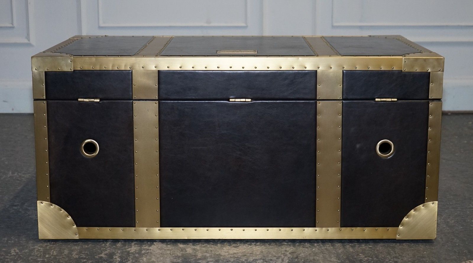 photo vintage Timothy Oulton Cumberland Collection Storage Trunk With Red Velvet Lining