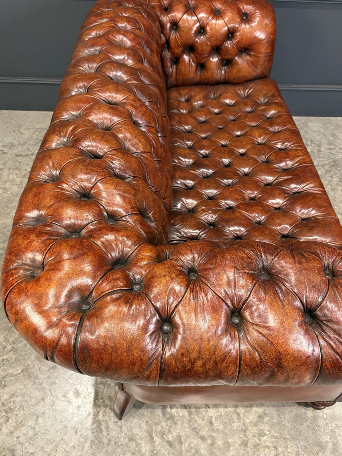 photo vinterior Victorian Hand Dyed Leather Chesterfield Sofa