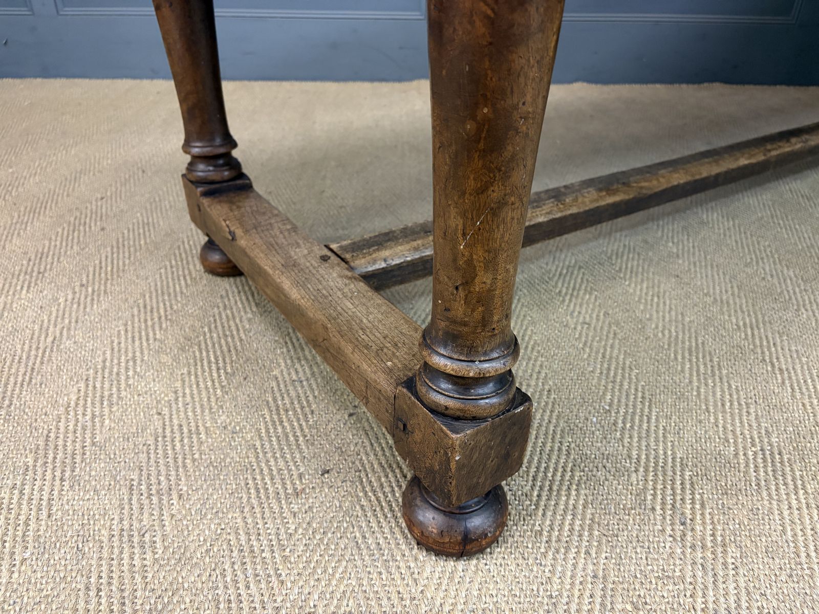 photo vintage Large Early 19th Century Walnut Refectory Farmhouse Table