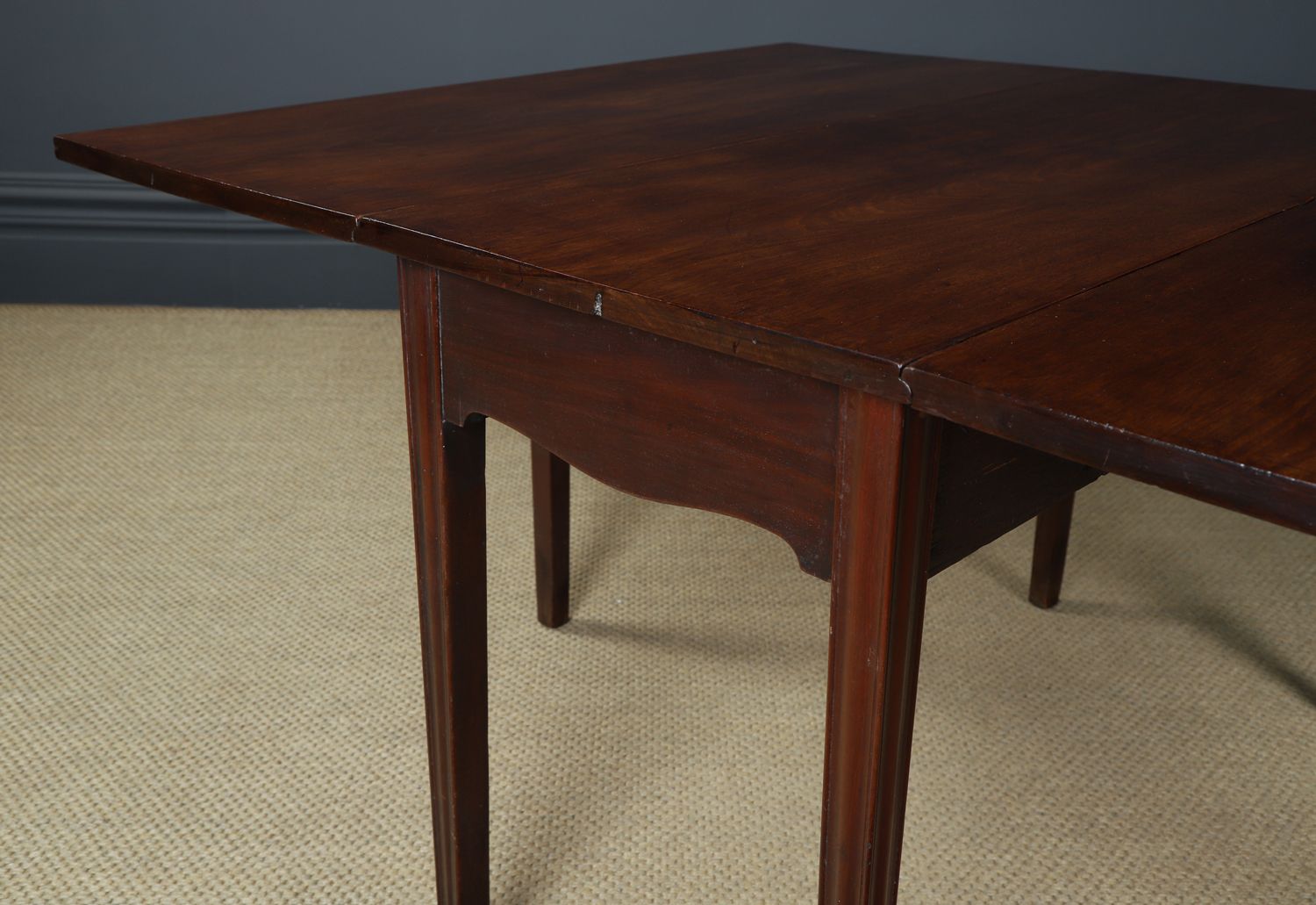 photo vinterior English Georgian Mahogany Folding Centre Dining Table (Circa 1800)