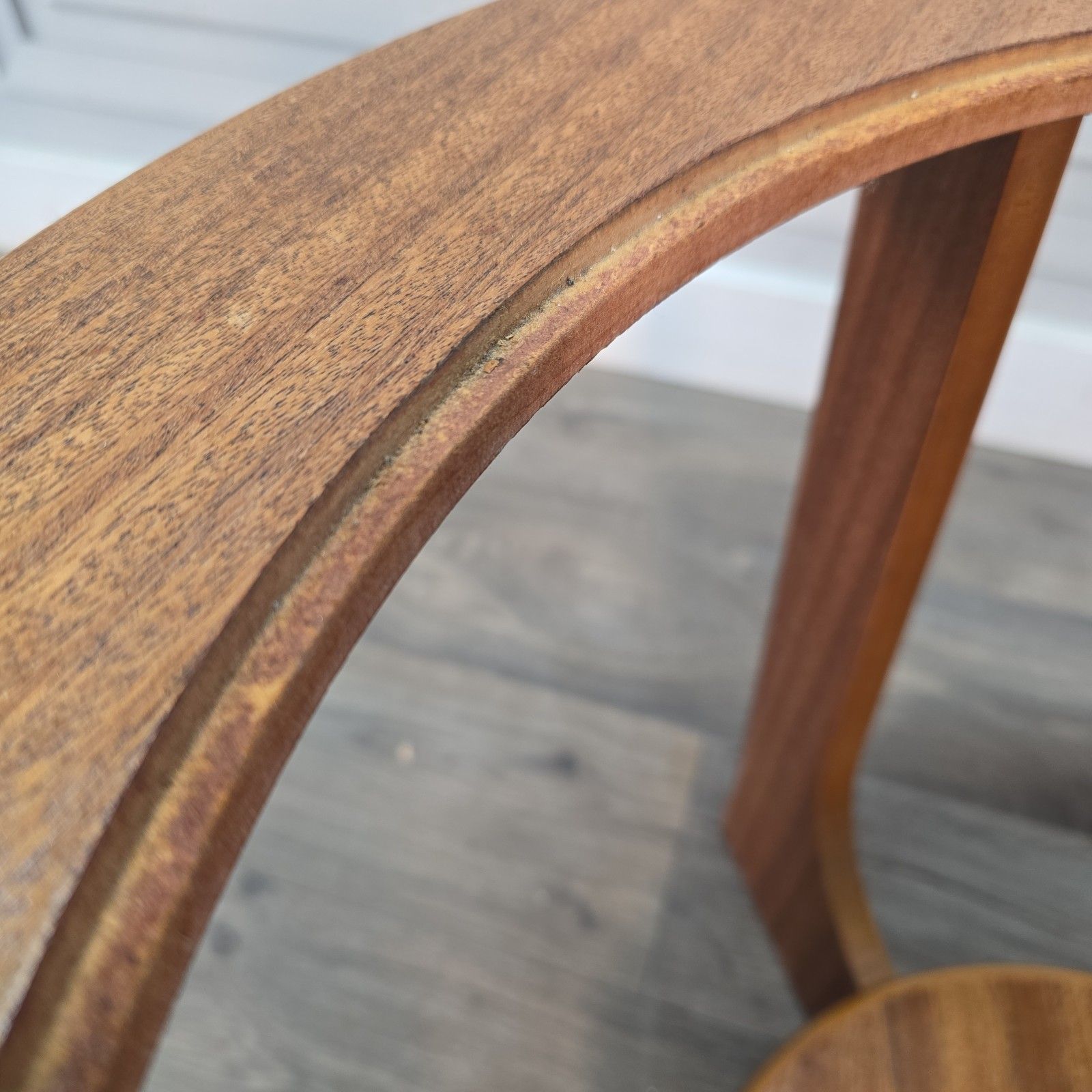 photo vintage Mid Century Coffee Table Round Wood Teak Effect Vintage Glass Top Retro Mcm