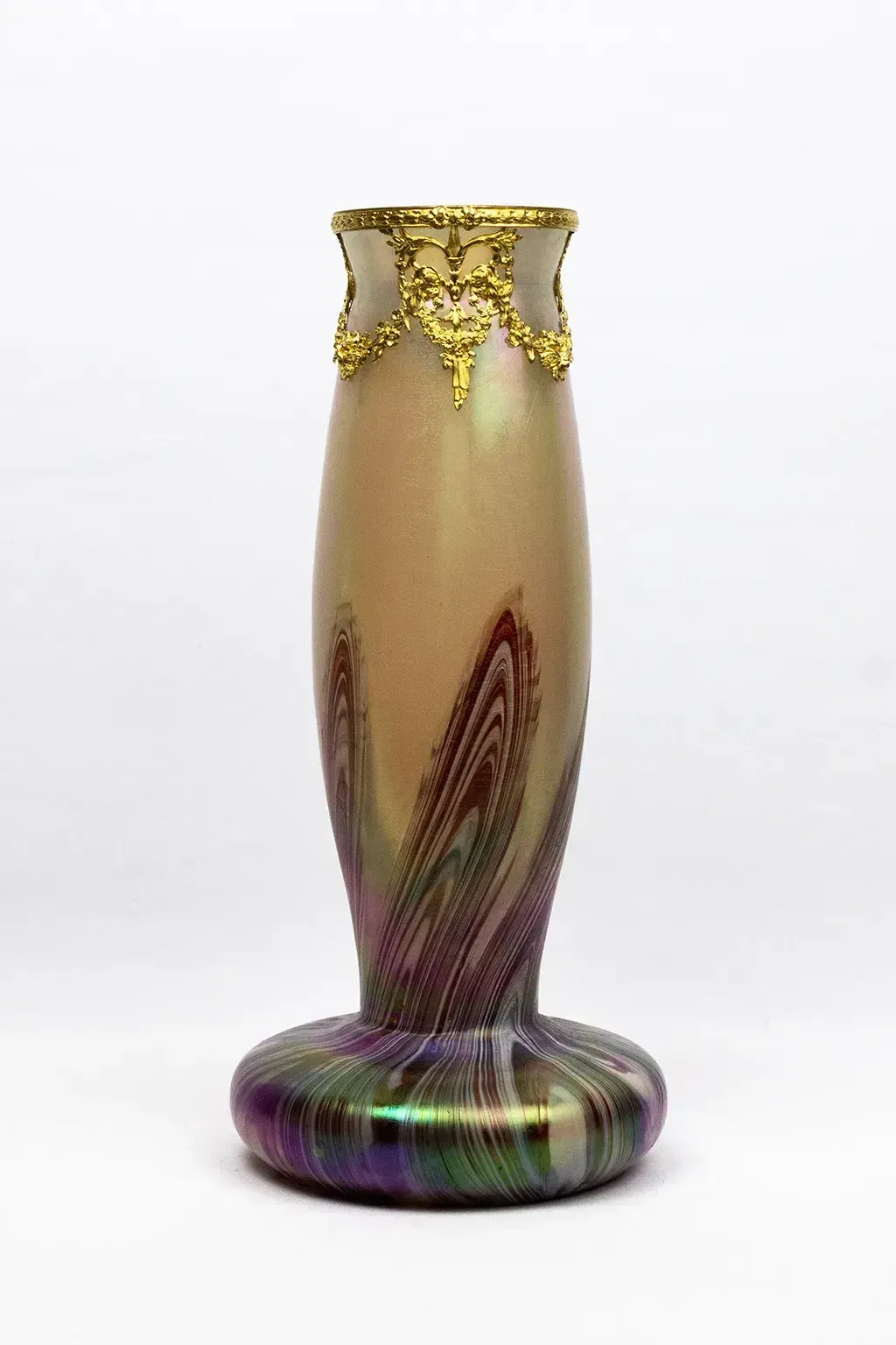 Art Nouveau-vaas in iriserend gemarmerd glas, in de stijl van Loetz — vergulde metalen montuur, Bohemen, ca. 1900