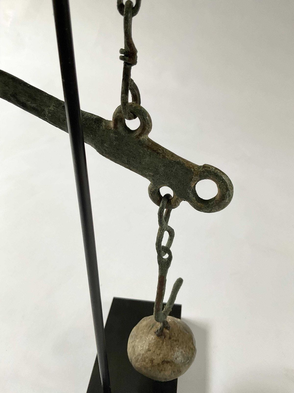 Byzantijnse bronzen steelyard weegschaal en medische beenleverset, ca. 5e-8e eeuw n.Chr., op maat gemaakt galerij-displaystandaard photo for sale