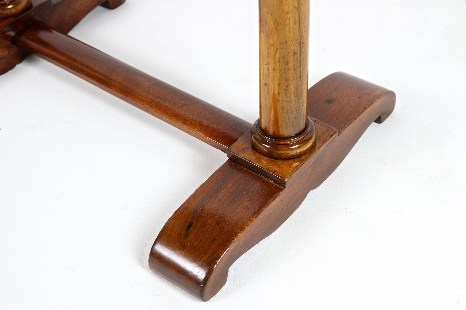 photo vintage 19th Century Oval Biedermeier Nutwood Side Table, Austria Circa 1830