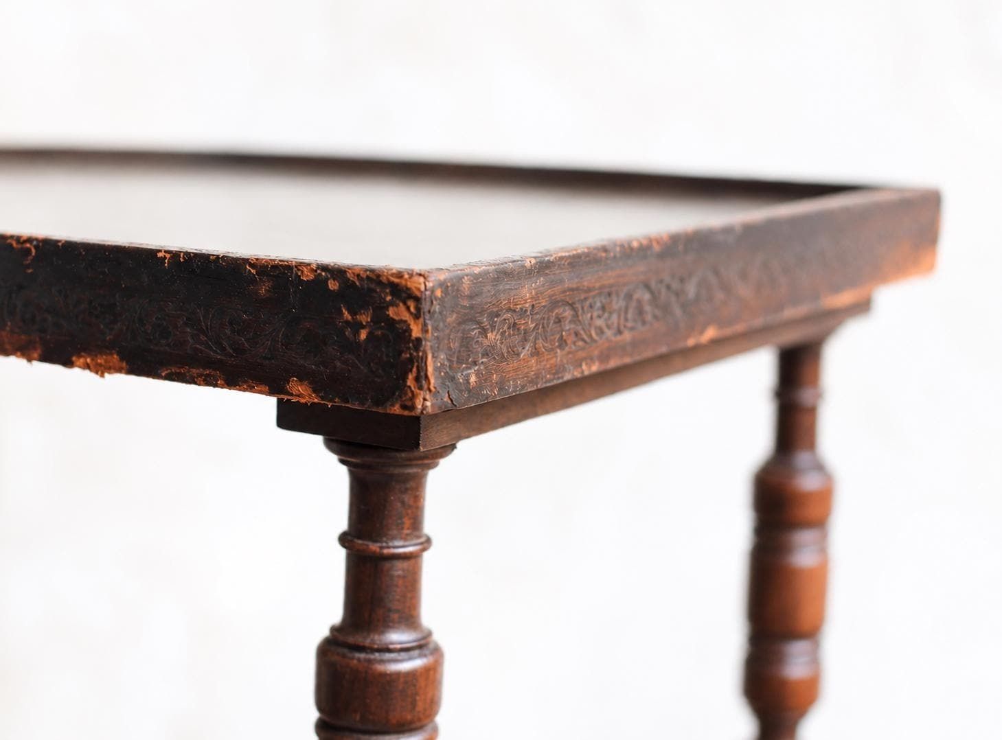 Antique Leather Top Side Table With Bobbin Turned Legs And Stretcher Base photo vinterior