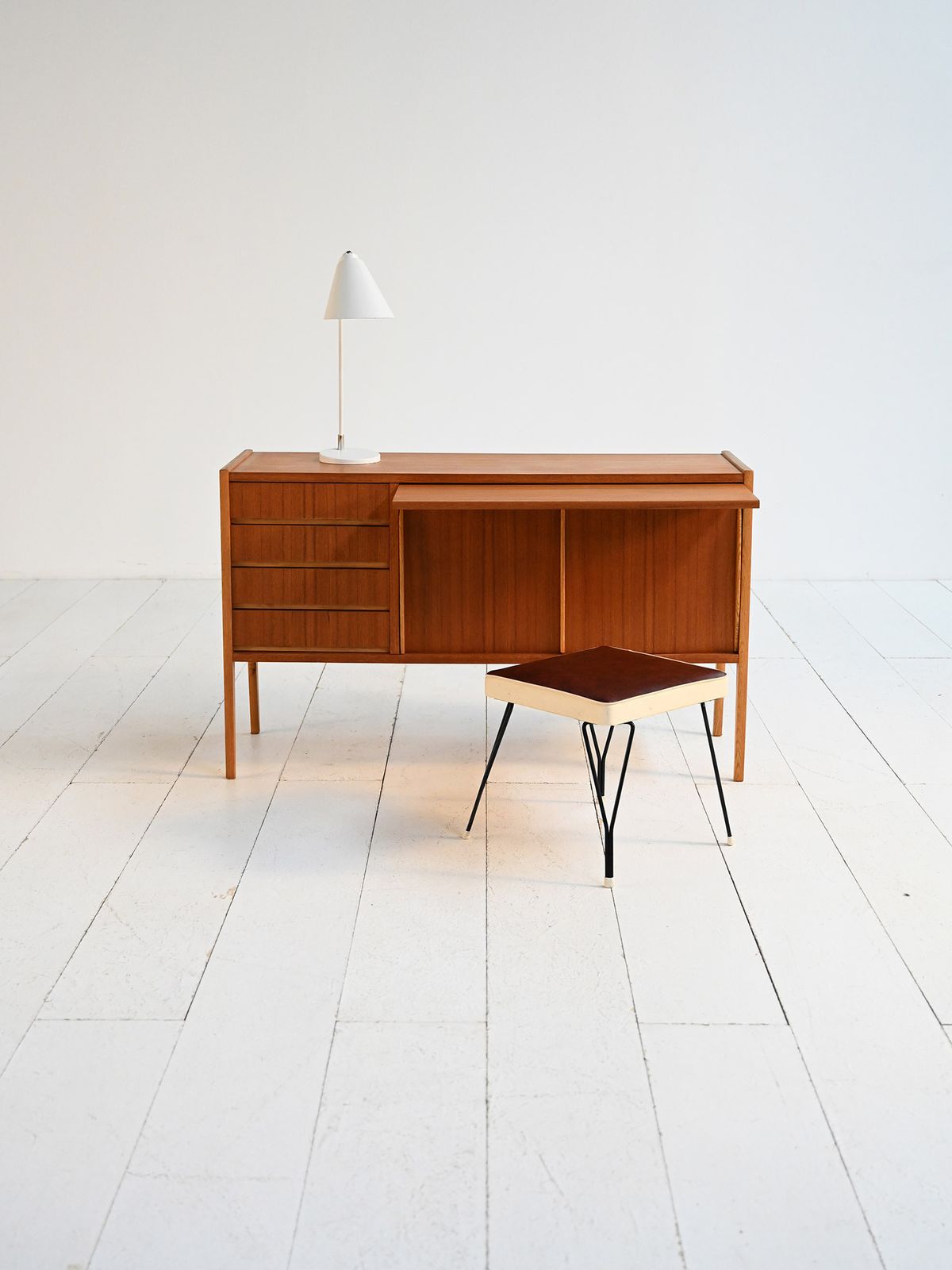 Scandinavisch teakhouten dressoir met uitschuifbaar bureau, ca. jaren 1960