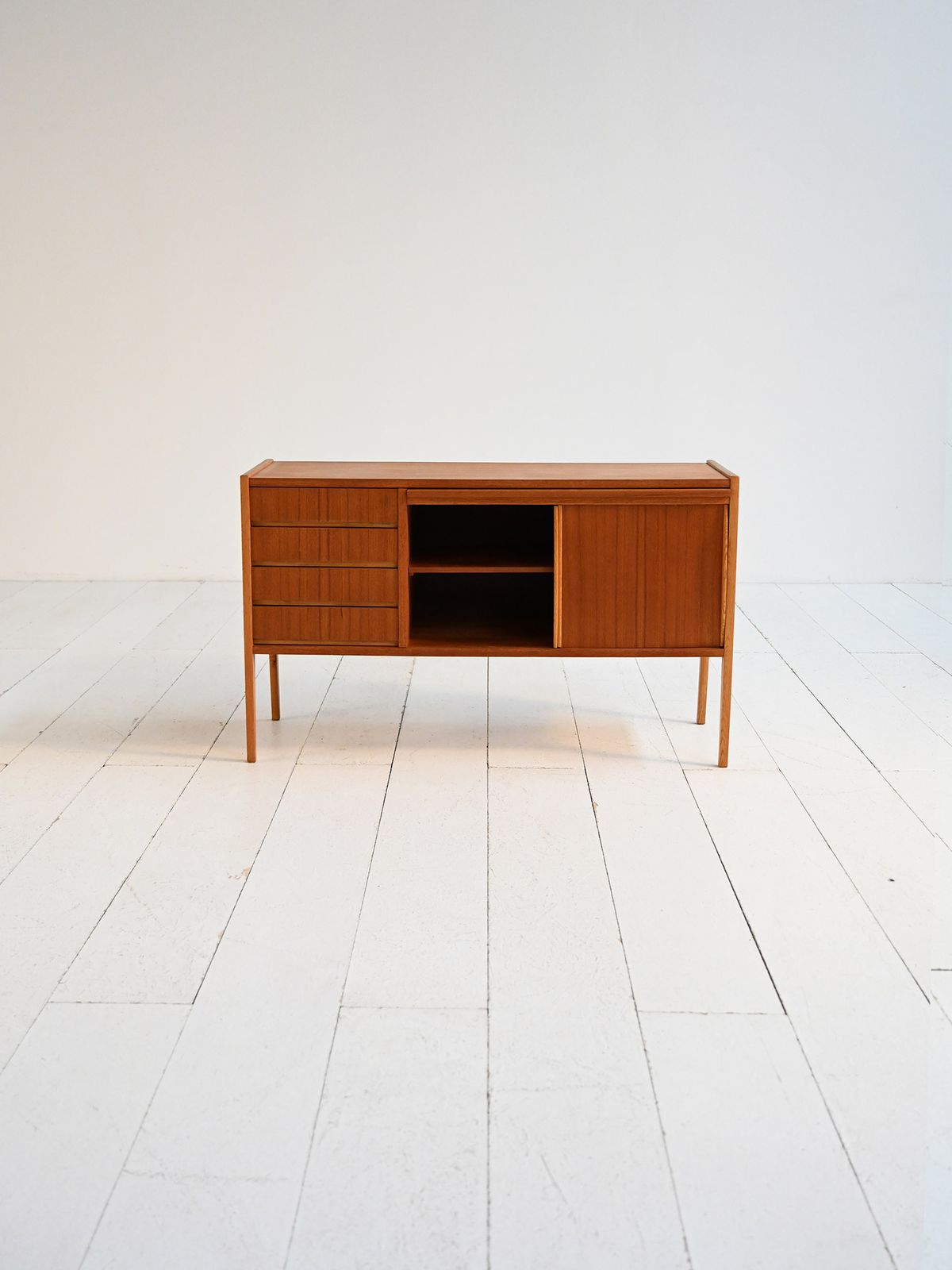 Scandinavisch teakhouten dressoir met uitschuifbaar bureau, ca. jaren 1960 photo Meubels