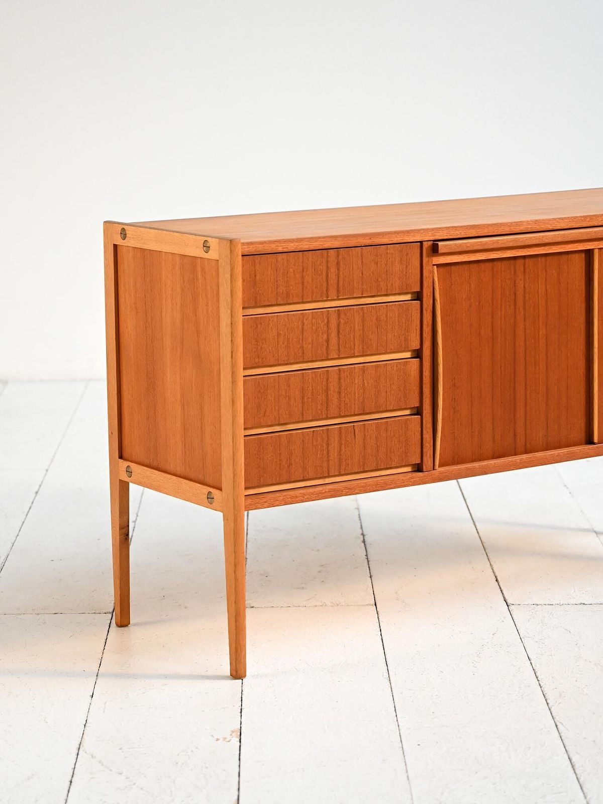 photo furniture Scandinavisch teakhouten dressoir met uitschuifbaar bureau, ca. jaren 1960