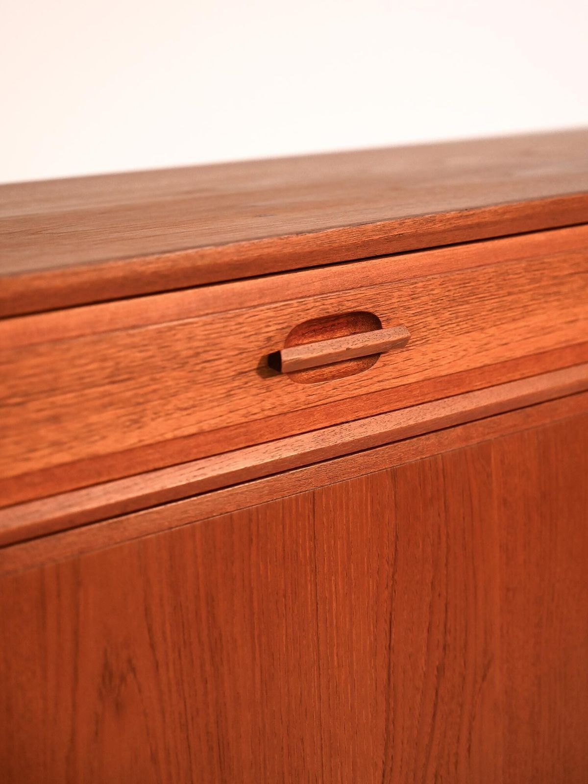 photo furniture Scandinavisch teakhouten dressoir, jaren 1950–60
