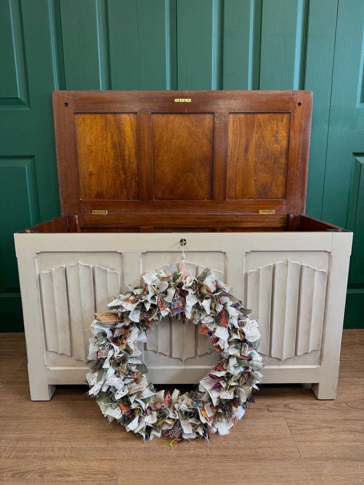 photo furniture Refurbished Vintage Old Charm Style Blanket Box Trunk Ottoman Natural Cream