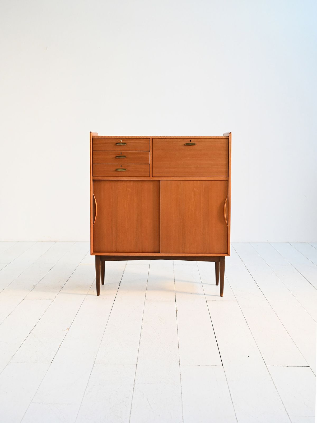 Deens Teakhouten En Messing Kabinet, Ca. Jaren 1950