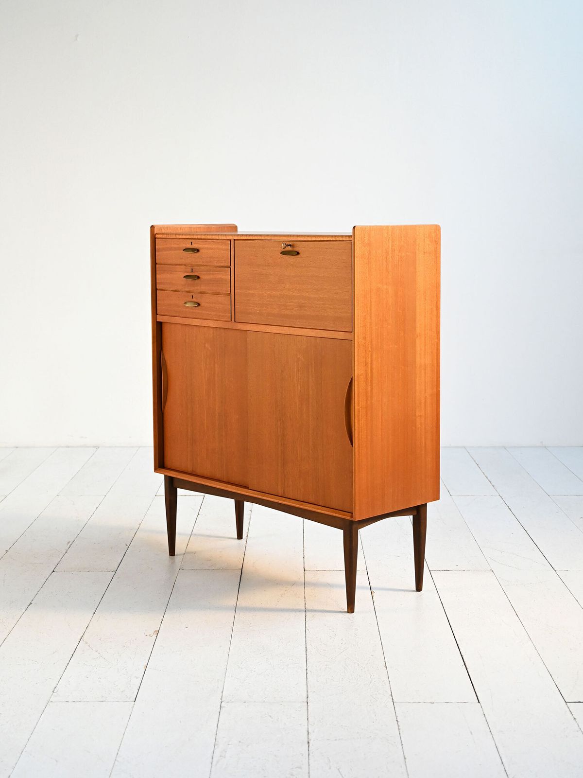 Deens teakhouten en messing kabinet, ca. jaren 1950 photo Meubels