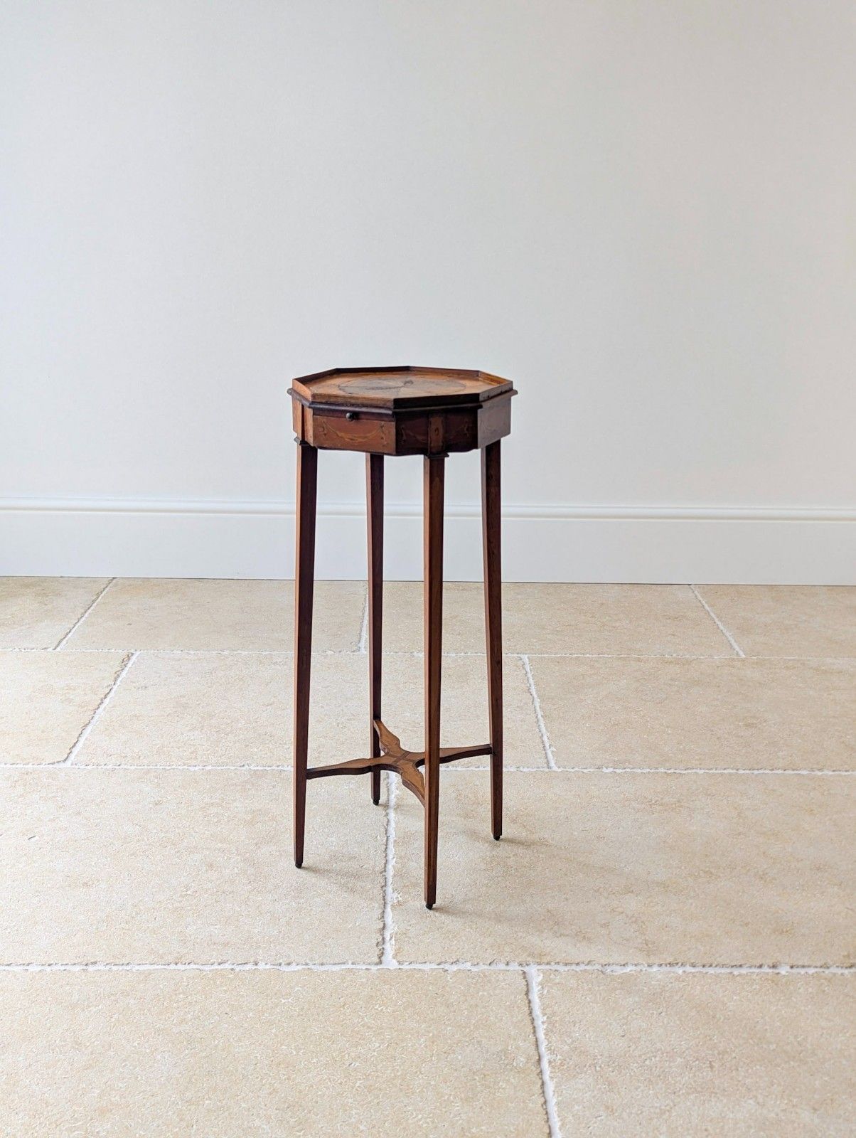 photo furniture Antique Georgian Mahogany Octagonal Sheraton Urn Stand C.1780