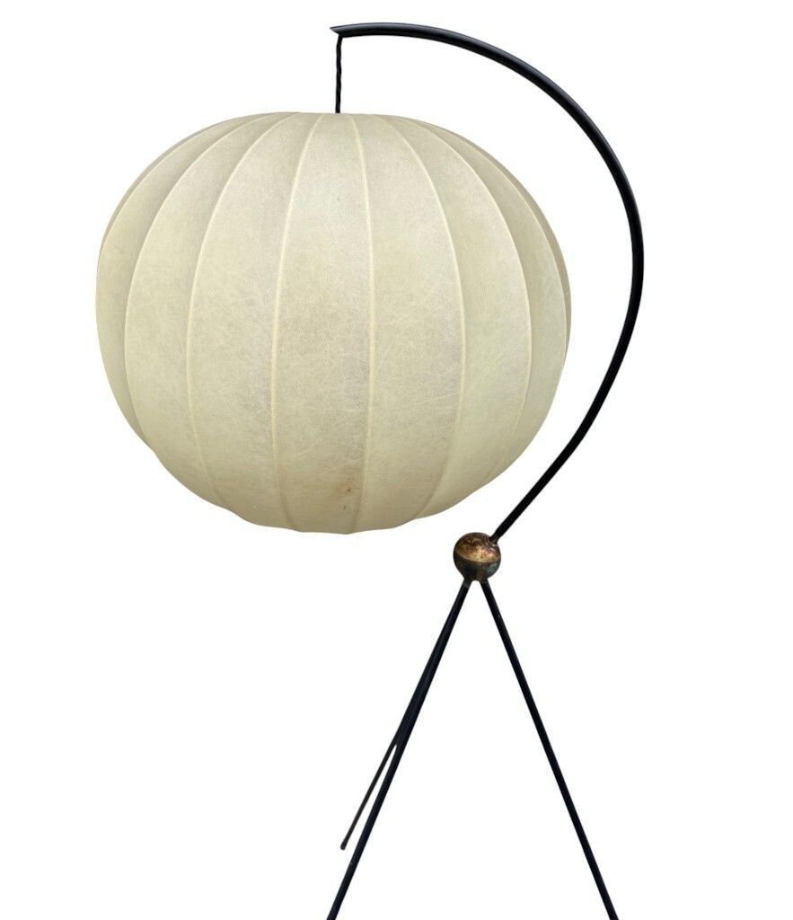 photo vintage A Rare Italian 1960s Black Lacquer And Brass Tripod Floor Lamp With Cocoon Shade By Castiglioni